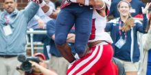 Vince Sanders keeps his eye on the ball and scores
