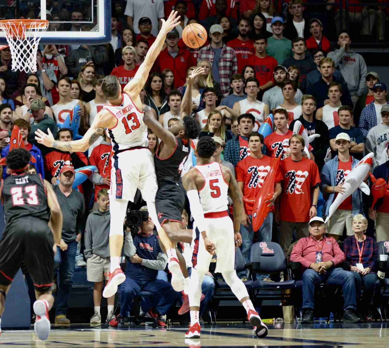 Furmanavicius, Olejniczak help Rebels race past Islanders in 85-63 win
