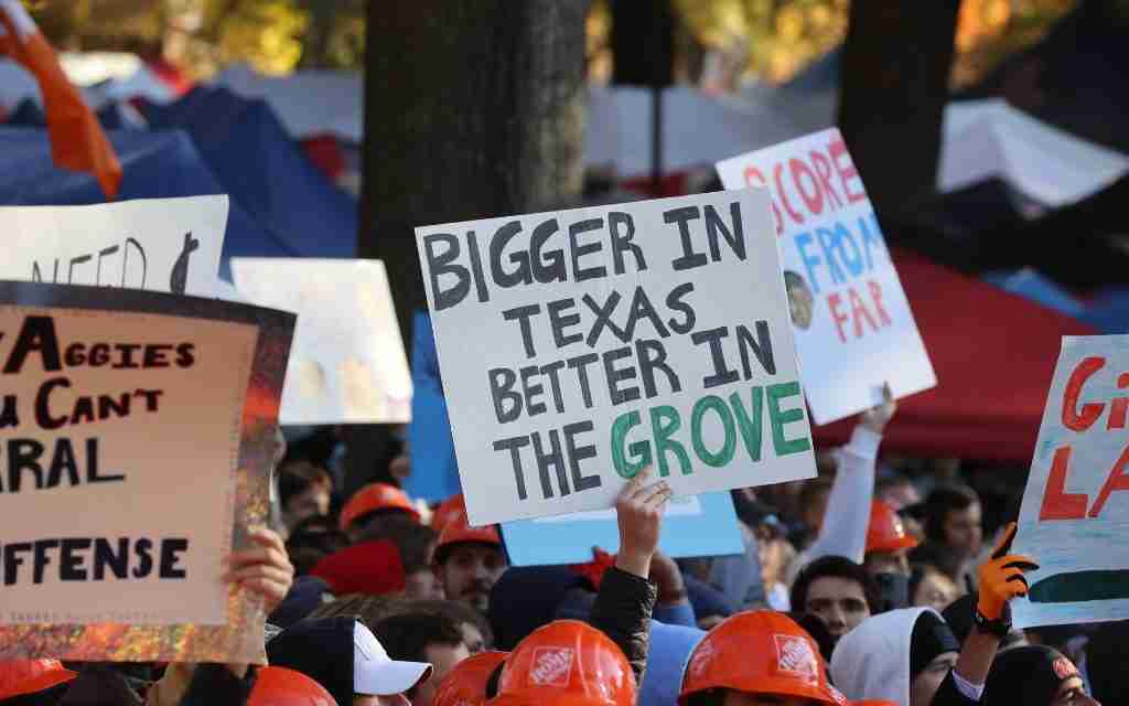 Rebels Enjoy ESPN GameDay in the Grove
