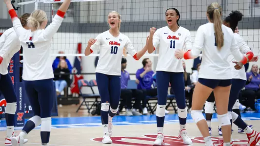 Dyess Powers Ole Miss Volleyball Past LSU, 3-2
