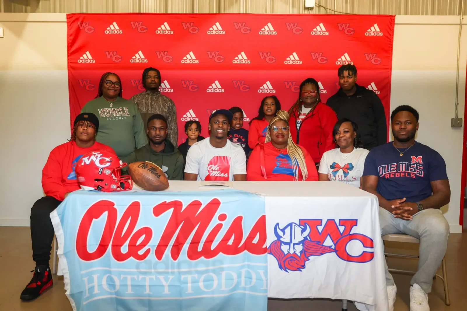 JUCO AllAmerican Transfer Running Back Trey Hall Commits to Lane